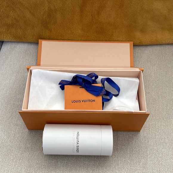 Authentic Louis Vuitton magnetic perfume box - Picture 2 of 8